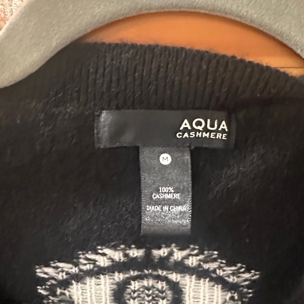 Stylish Black Sweater with Eye Pattern - Picture 2 of 3